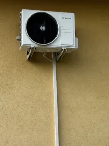 Klimatyzacja 3 Jednostka zewnętrzna klimatyzacja Bosh - Fenix Energy - Montaż Serwis Czyszczenie.