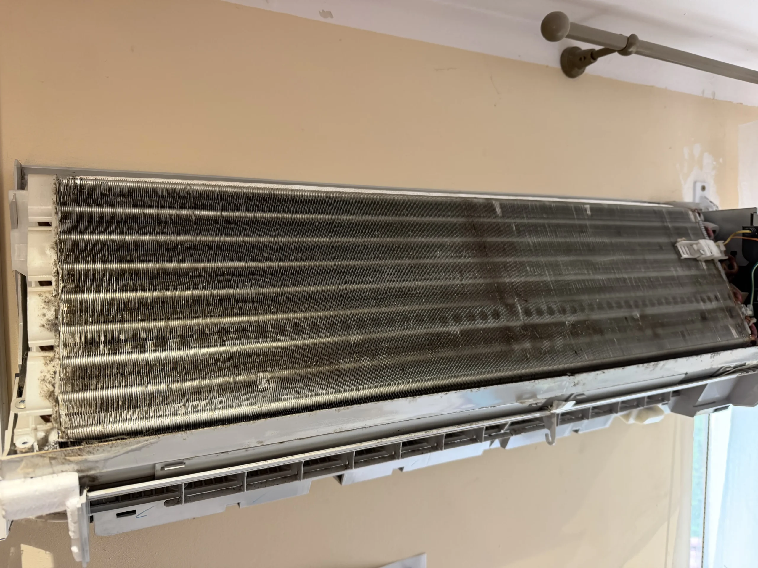 Serwis Klimatyzacji 6 Zanieczyszczona klimatyzacja - grzyb i biofilm przed czyszczeniem - serwis klimatyzacji Fenix Energy